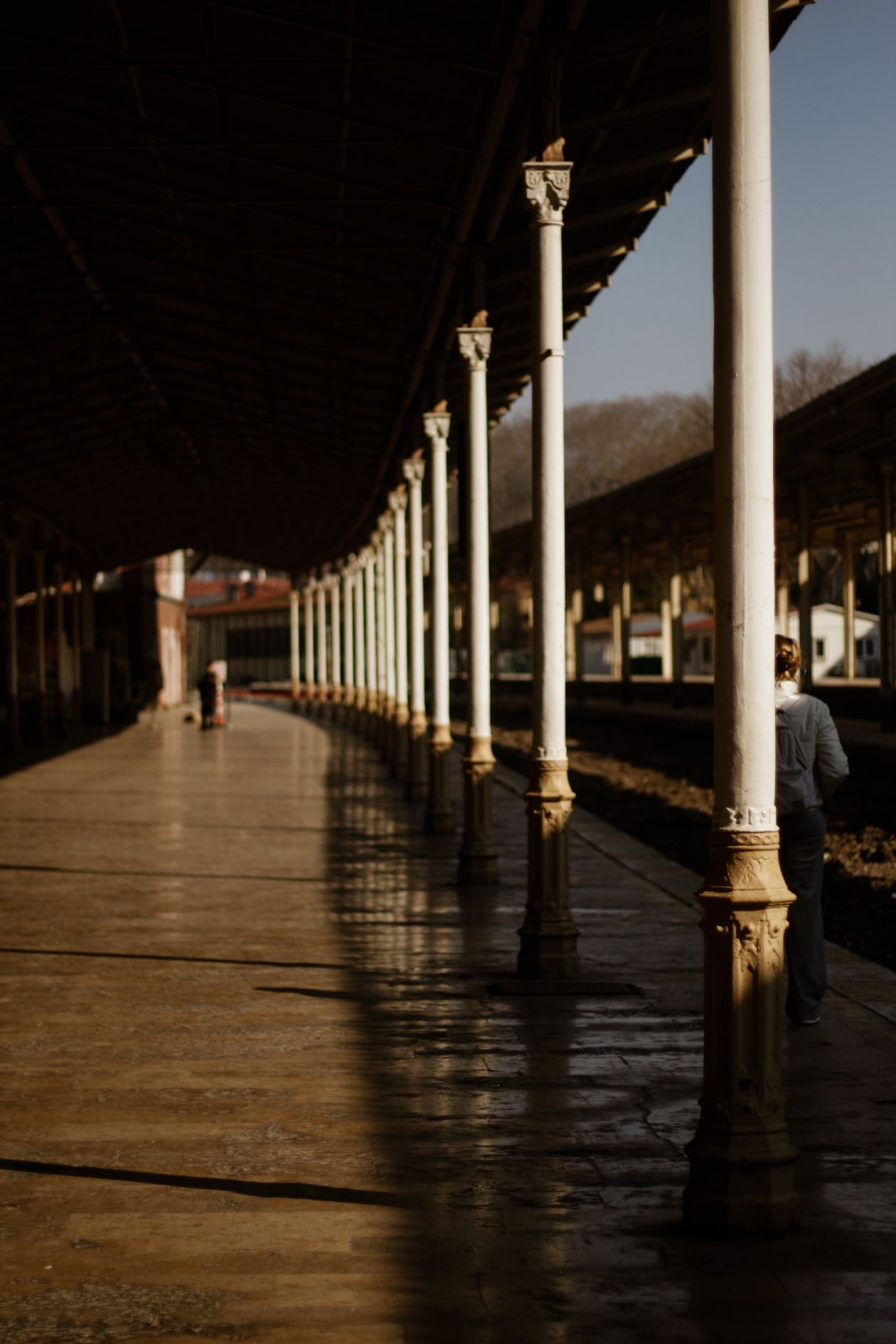 Railway station platform with pillars in perspective