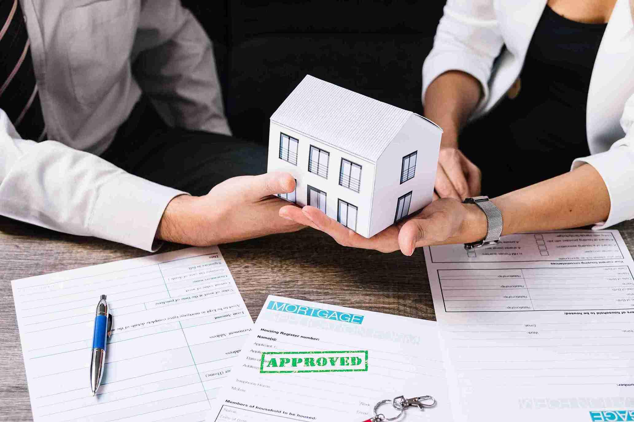 realtor-making-deal-with-customer-office (1)_11zon