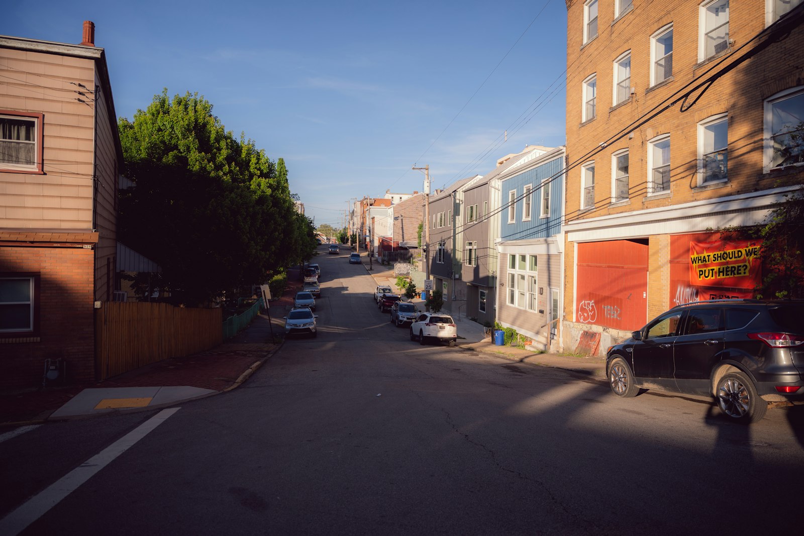 Residential street with buildings representing how to find a house for lease in Rajajinagar
