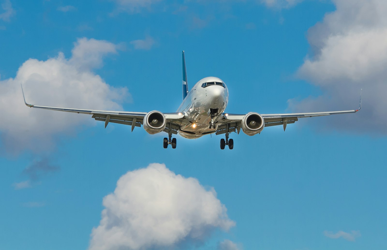 Airplane representing direct Mangalore to UAE flight connectivity