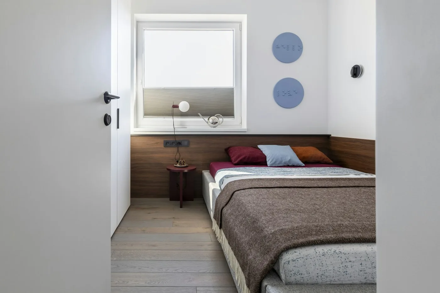 Cozy modern bedroom with a single bed and a window