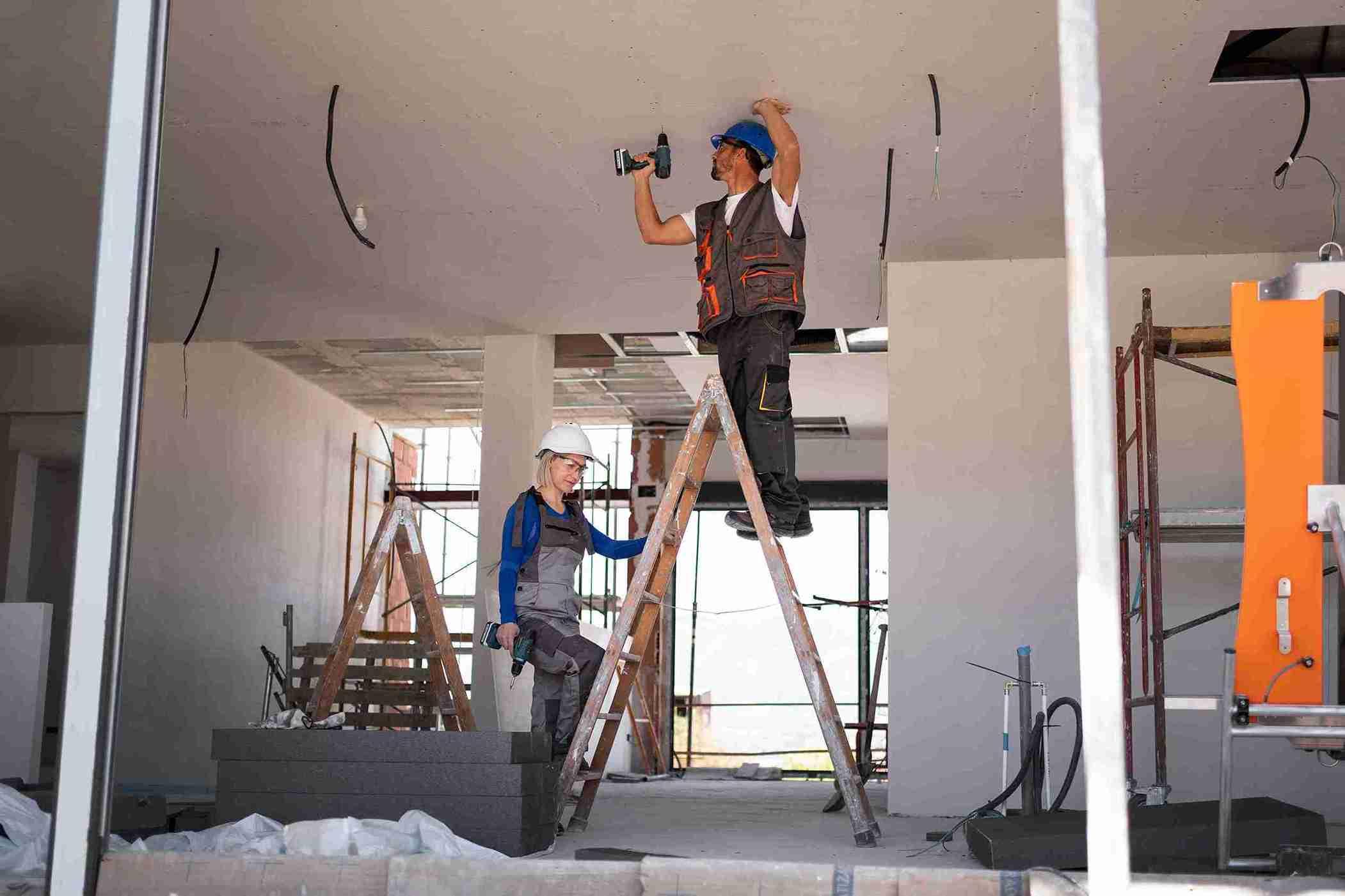 full-shot-man-woman-standing-ladder_11zon