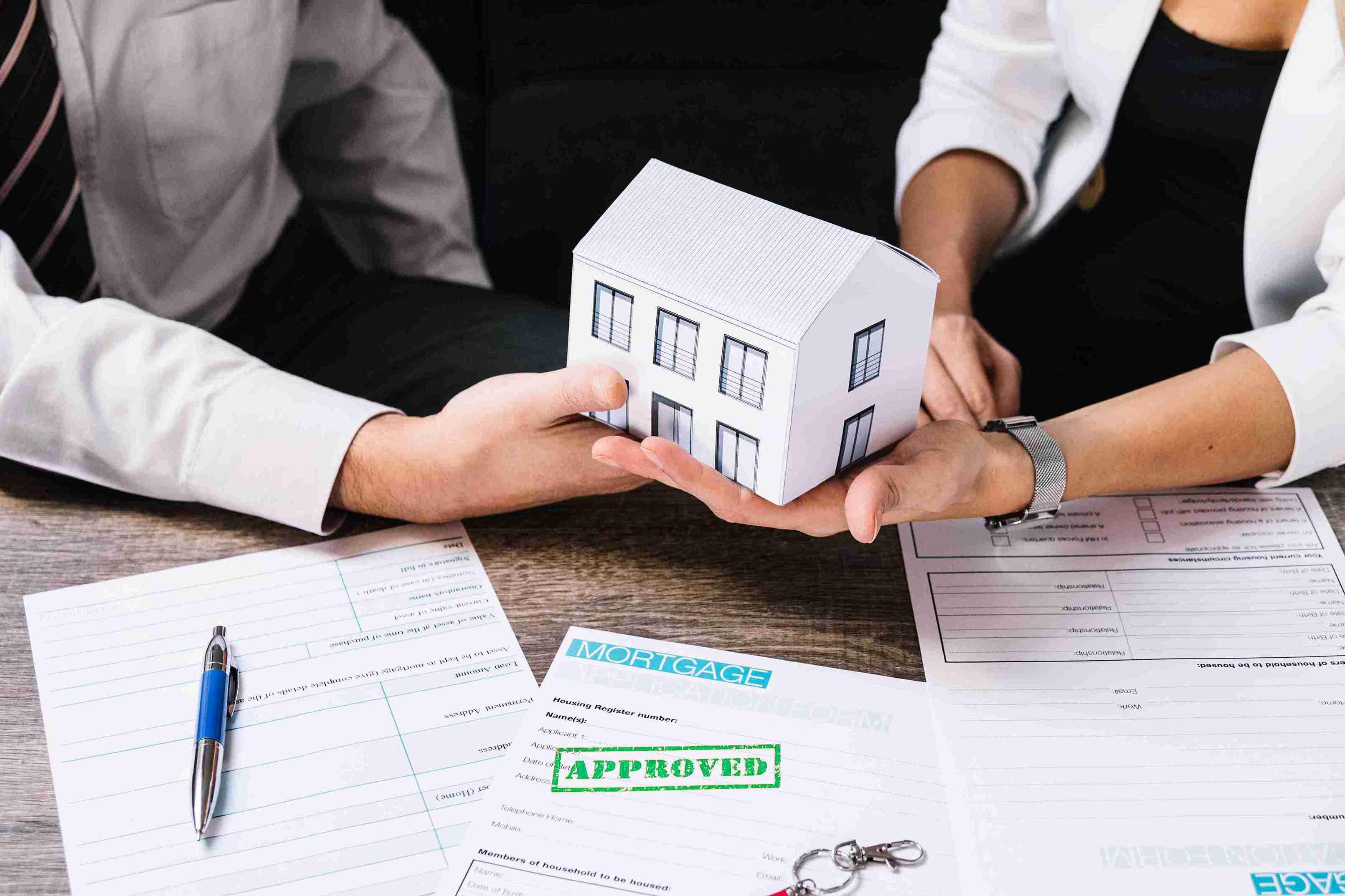 realtor-making-deal-with-customer-office_11zon-1