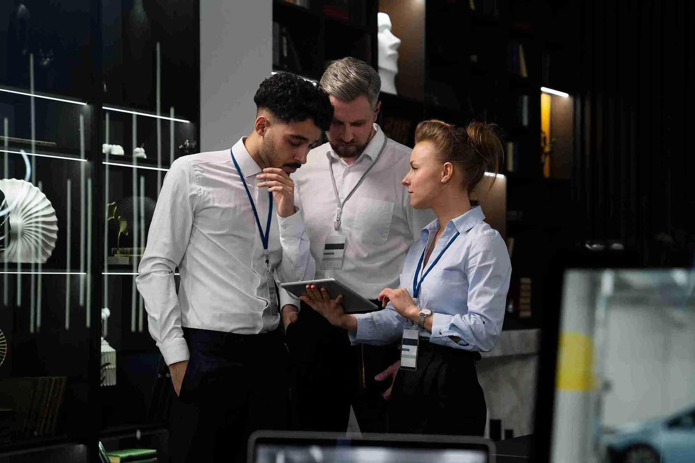 medium-shot-people-working-together-office_11zon